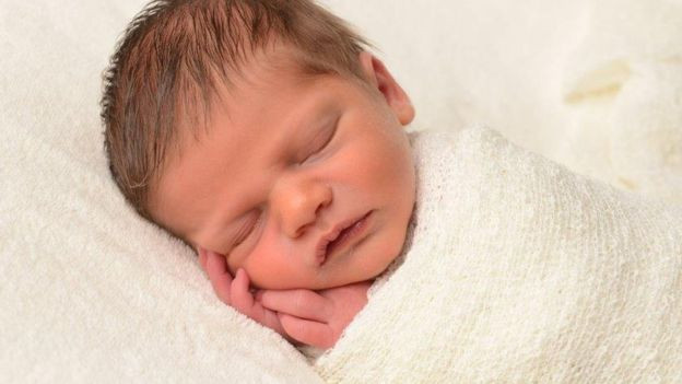 Bebeluș mort după ce mama sa l-a hrănit cu vodcă. Femeia voia să meargă la petreceri