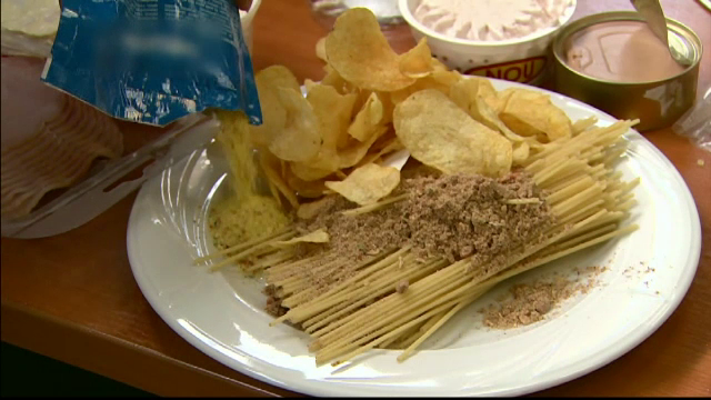 Consumul de aditivi, o problemă naţională. Numărul URIAȘ de E-uri înghițite de un român într-o zi