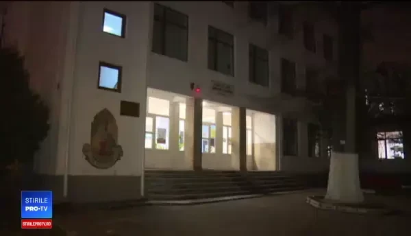 Elev de 12 ani căzut de la etaj, la Liceul de Arte din Târgovişte. O profesoară l-a găsit în stare critică