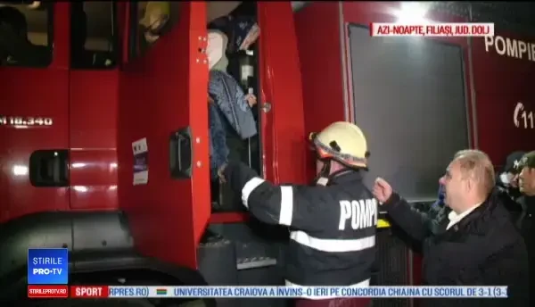 Zeci de oameni erau să ardă de vii într-un bloc din Filiaşi. Greşeala care i-a lăsat pe drumuri