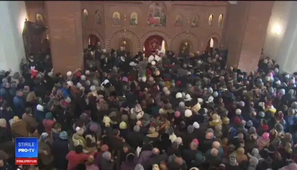 Îmbulzeală la sfințirea noii catedrale din Curtea de Argeș. Oamenii și-au pierdut răbdarea în frig