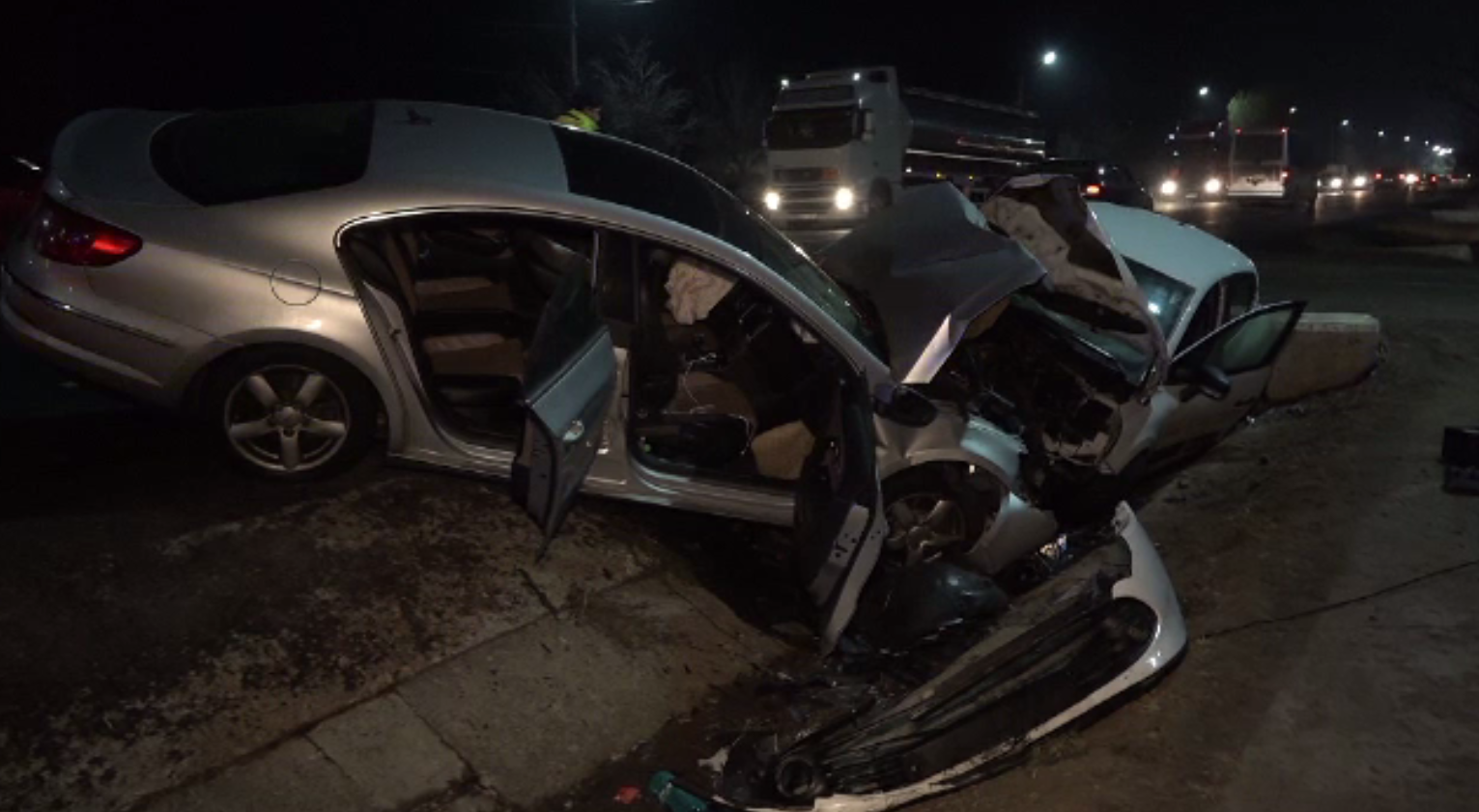 Două mașini au ajuns în șanț, după ce unul dintre șoferi a frânat brusc