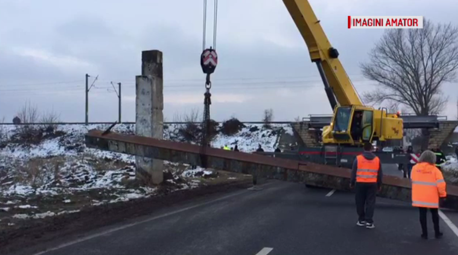 Trafic blocat timp de două ore din cauza unui TIR care nu a respectat limitatorul de înălțime