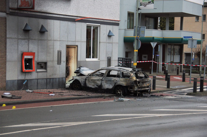 Un grup de bărbați a încercat să arunce în aer ATM-urile unei bănci. 14 morți