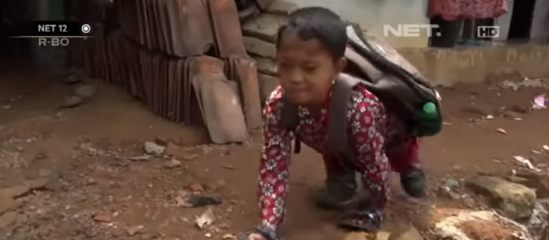 Copil de 8 ani, nevoit să meargă în patru labe la școală peste 3 kilometri din cauza unei boli grave