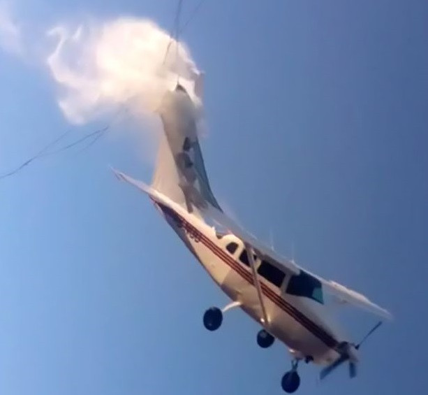 Momentul șocant în care un avion de mici dimensiuni se prăbușește peste o casă. VIDEO