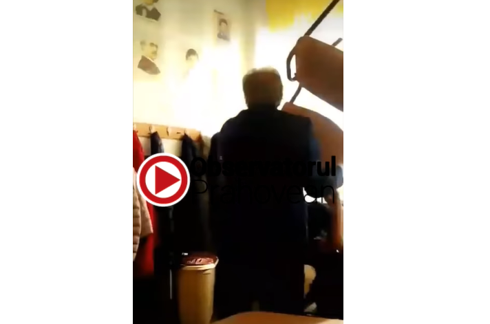 Profesor din Ploiești, surprins în timp ce lovește cu un scaun un elev. VIDEO
