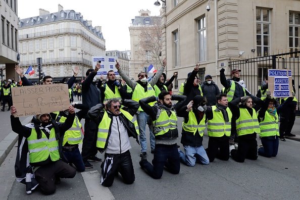 prosteste, franta, paris, genunchi, veste galbene,