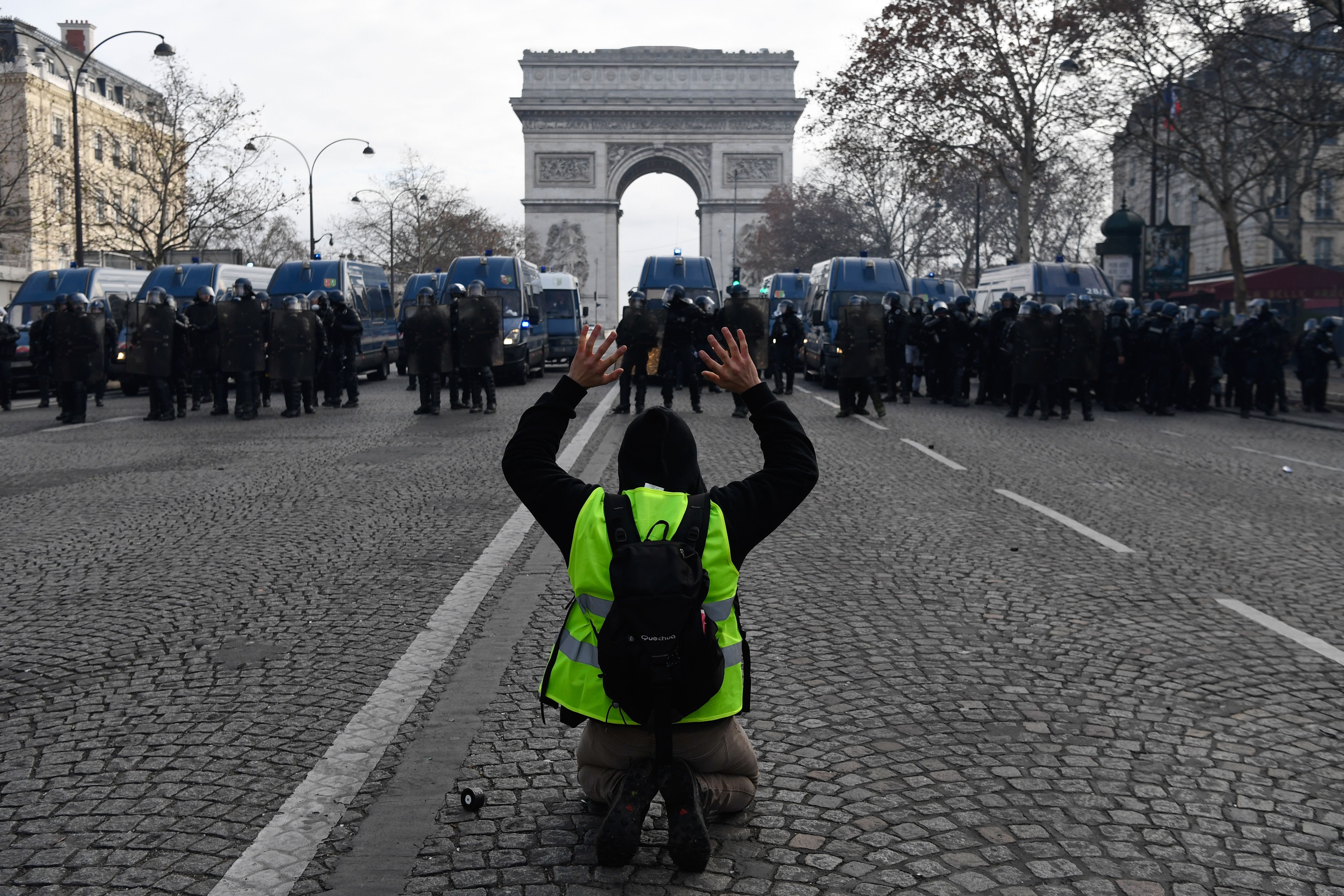 prosteste, franta, paris, genunchi, veste galbene,
