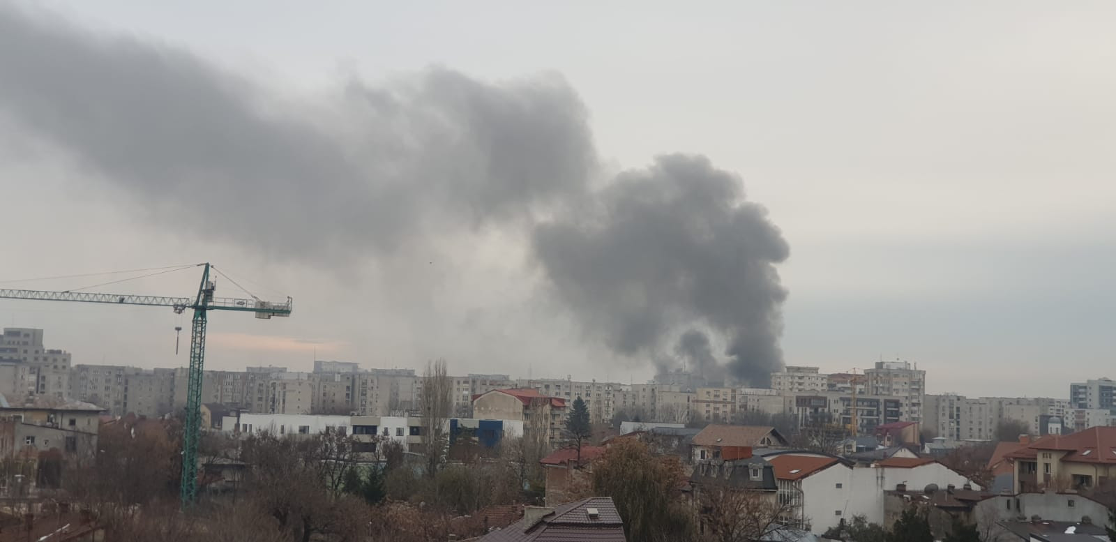 Incendiu violent izbucnit la o clădire dintr-o zonă aglomerată a Capitalei