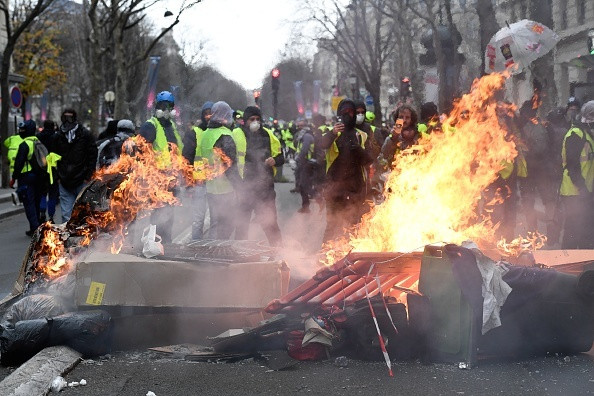 GALERIE FOTO. Episodul 4 al revoltei "vestelor galbene". Blindate, pe Champs-Elysee