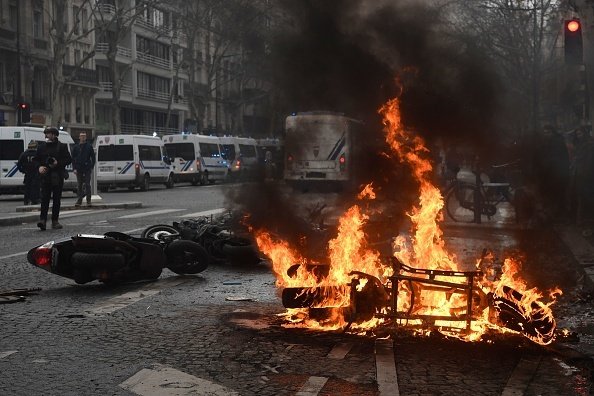 PROTESTE VESTE GALBENE PARIS - 16