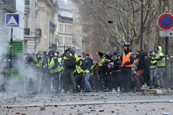 PROTESTE VESTE GALBENE PARIS - 17
