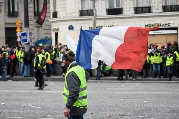 "Vestele galbene" continuă protestele în Paris. 74 de persoane au fost arestate