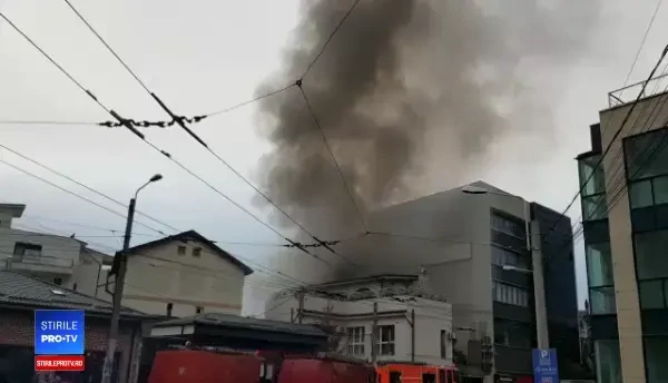 Două incendii izbucnite în același timp, în Capitală. Pompierii au intervenit cu câte 5 mașini