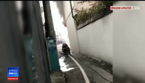 Incendiu violent izbucnit la o clădire dintr-o zonă aglomerată a Capitalei