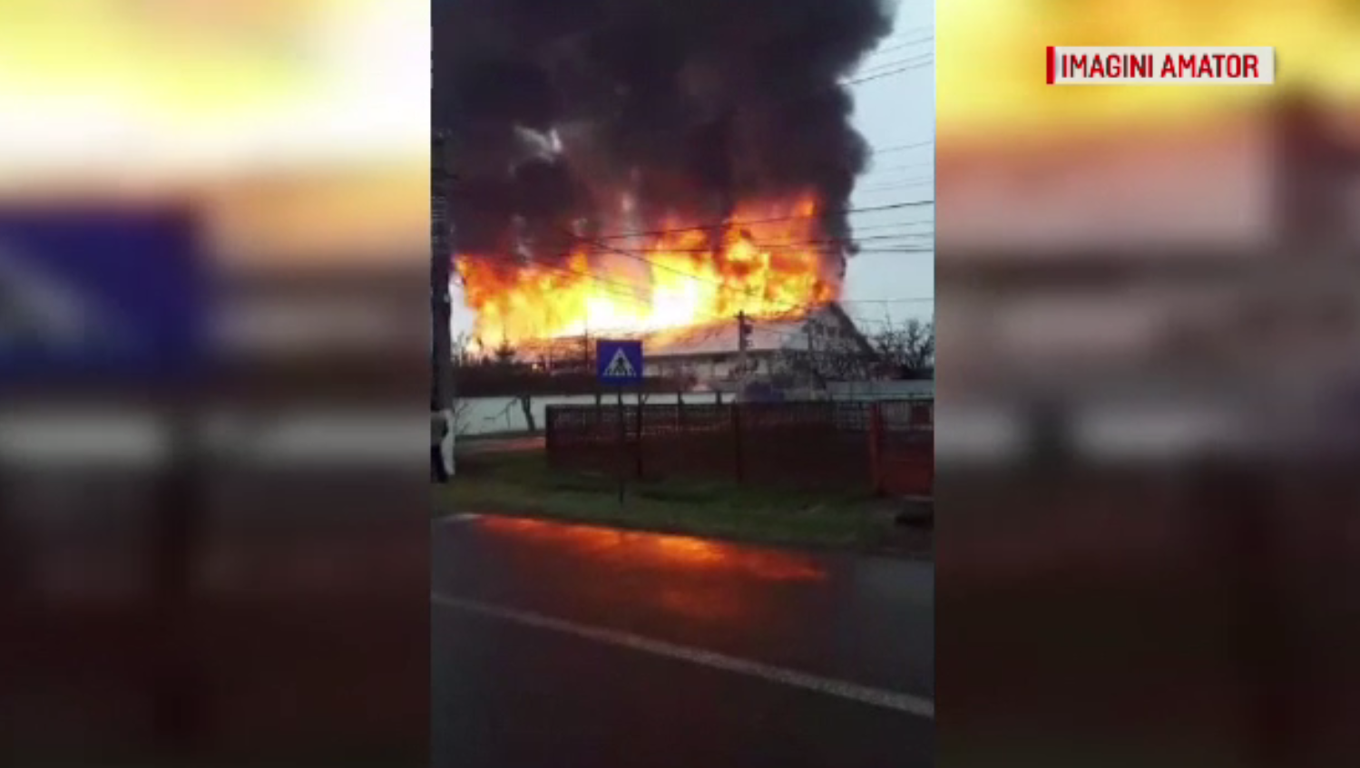 Incendiu puternic la o fabrică din Reghin. ”Aşa flacără mare n-am văzut în viaţa mea"