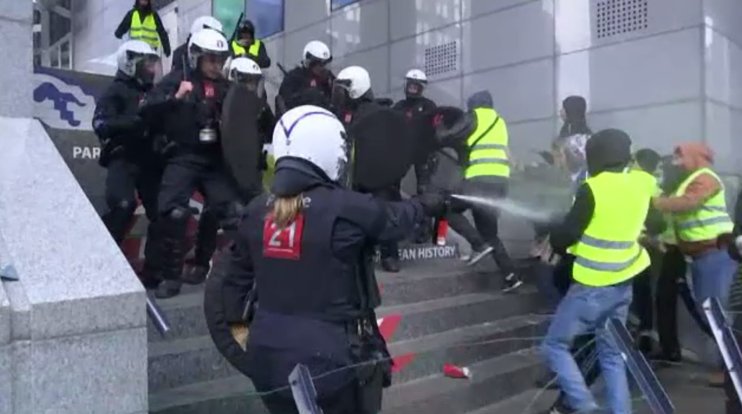 Pe modelul ”vestelor galbene”, belgienii au pornit o revoltă. S-au folosit spray-uri lacrimogene