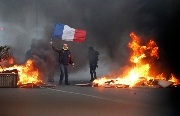 10.000 de „veste galbene” în Paris. Ce măsuri ar putea anunța Macron ca să taie elanul protestelor