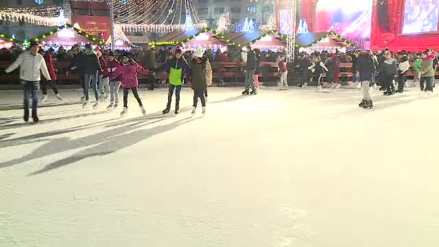 Aglomerație la Târgul de Crăciun din Capitală. Cozi la mâncare și la patinoarul cu acces gratuit