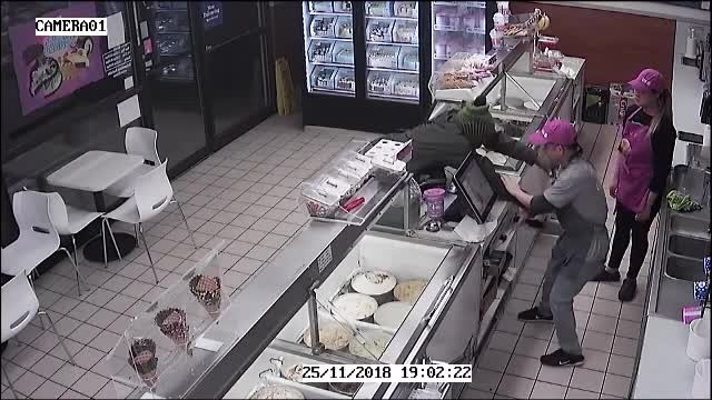 Cruntă dezamăgire pentru un bărbat care a jefuit un magazin de îngheţată. Cu câți bani s-a ales