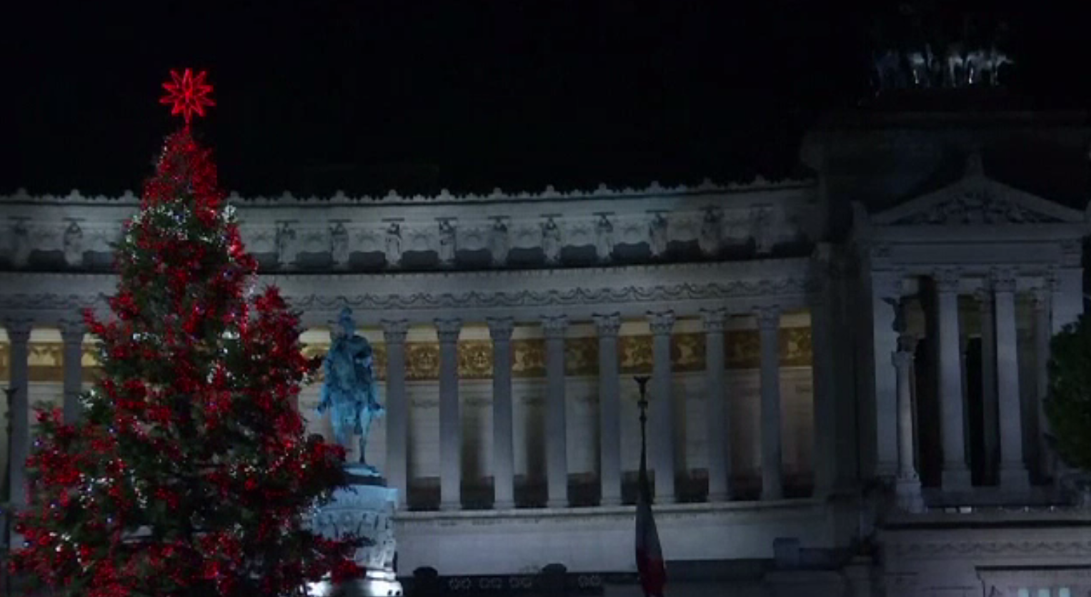 Spiritul Crăciunului a invadat Europa. Unde a fost împodobit cel mai mare brad de Crăciun