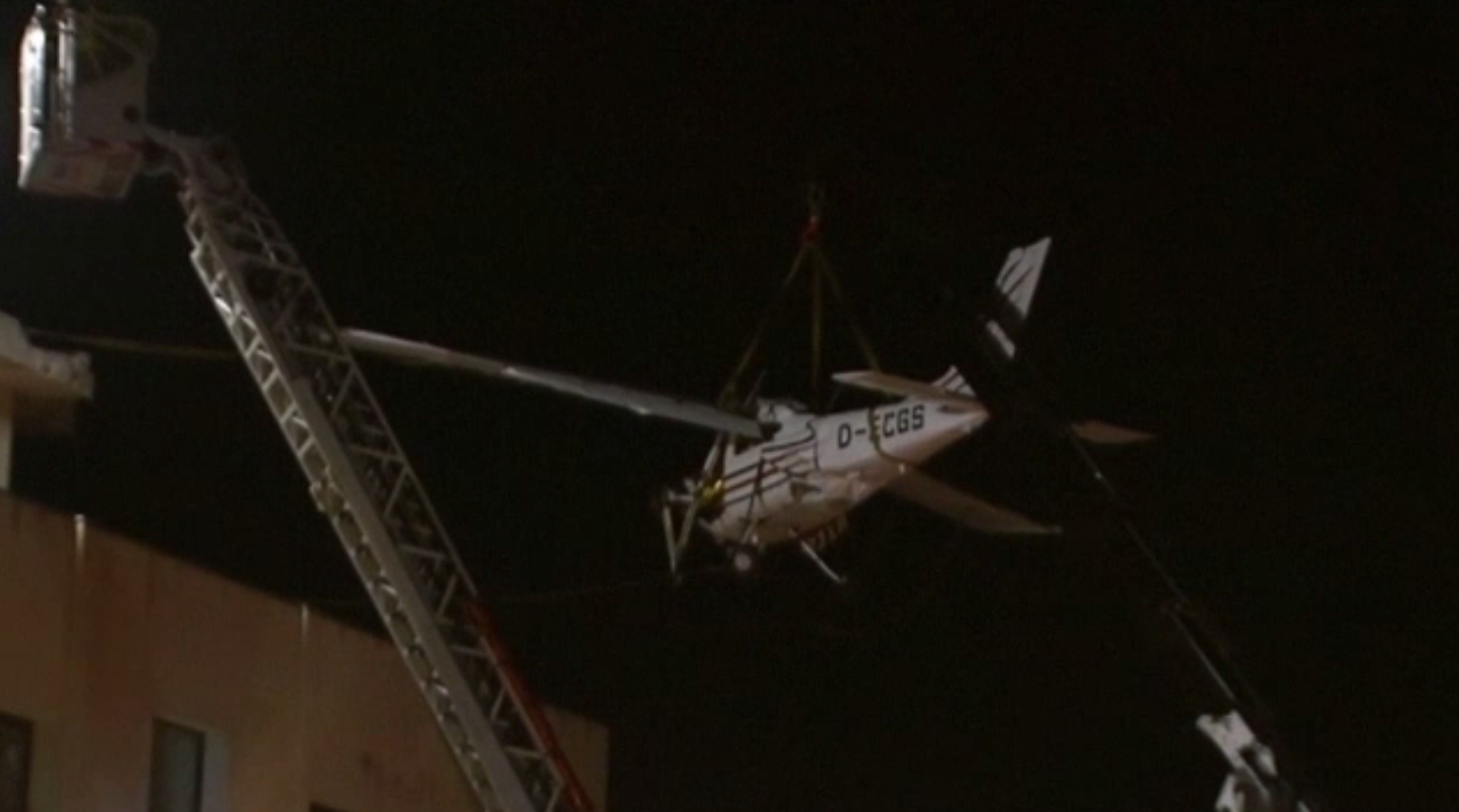 Avion de mici dimensiuni, prăbușit pe acoperişul unei benzinării din Barcelona