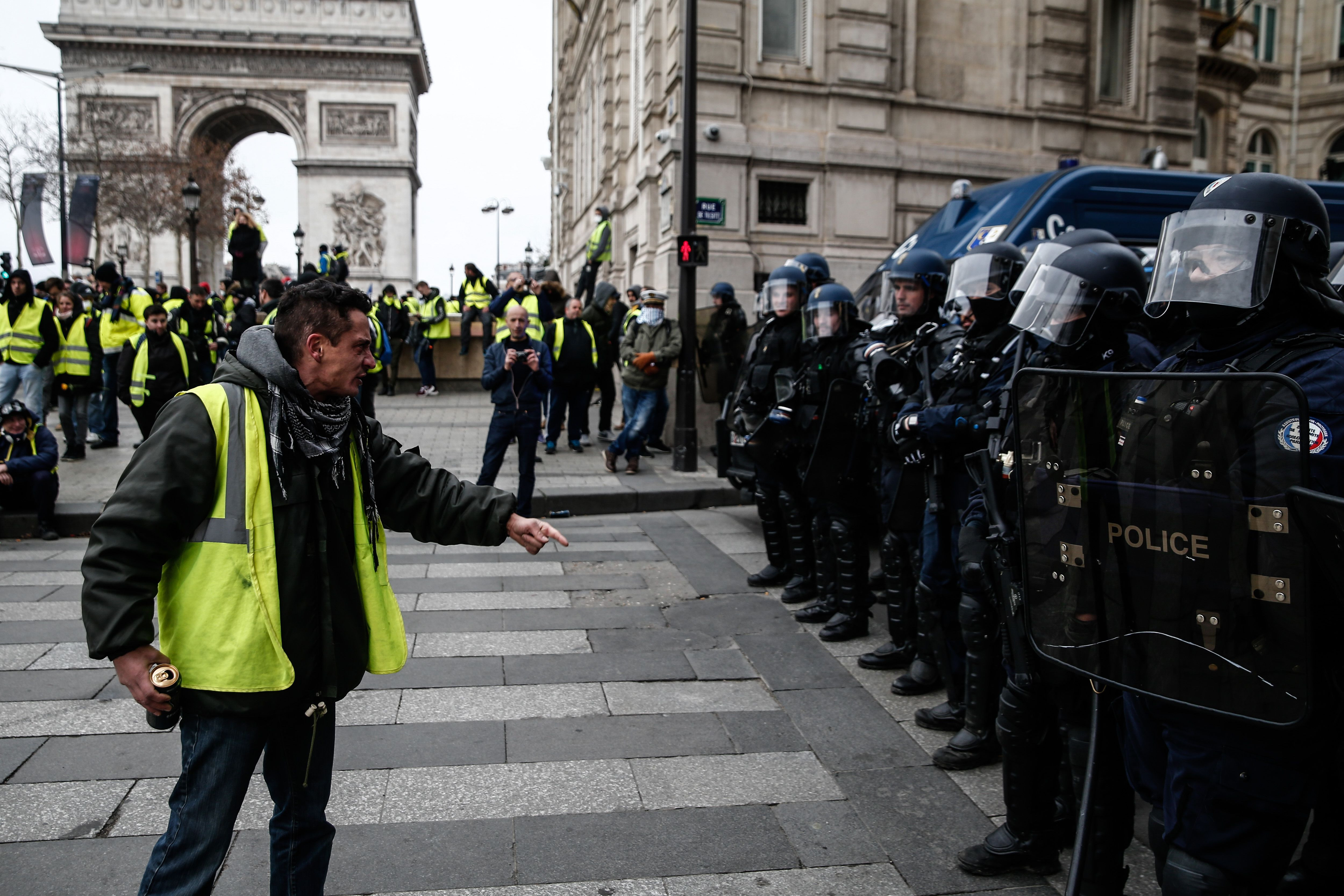 Ce a amplificat violența vestelor galbene în Franța. Descoperirea în urma unei investigații