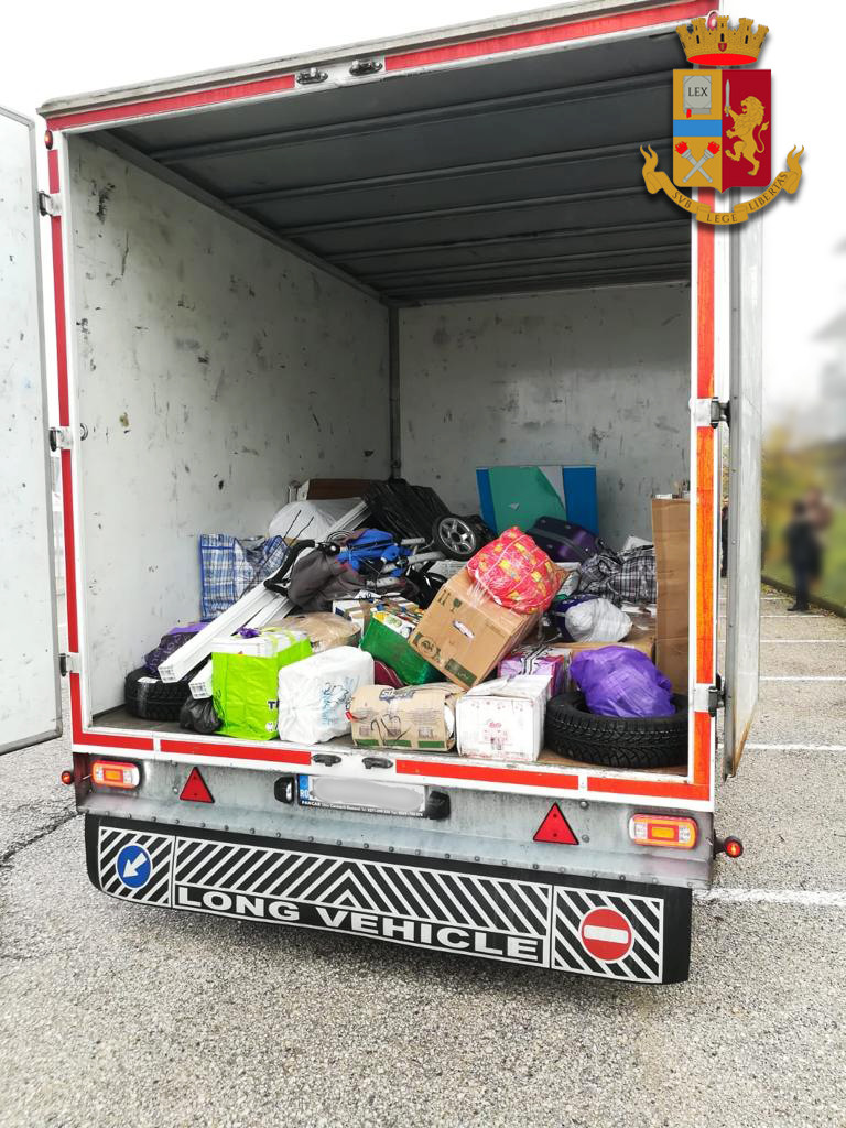 Șofer amendat cu 4.500 de euro, în Italia. Ce s-a descoperit în remorca înmatriculată în România