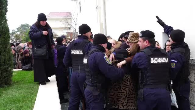 Credincioșii s-au îmbrâncit la sfințirea noii biserici din Techirghiol: ”Ce faceți, săriți gardul?”