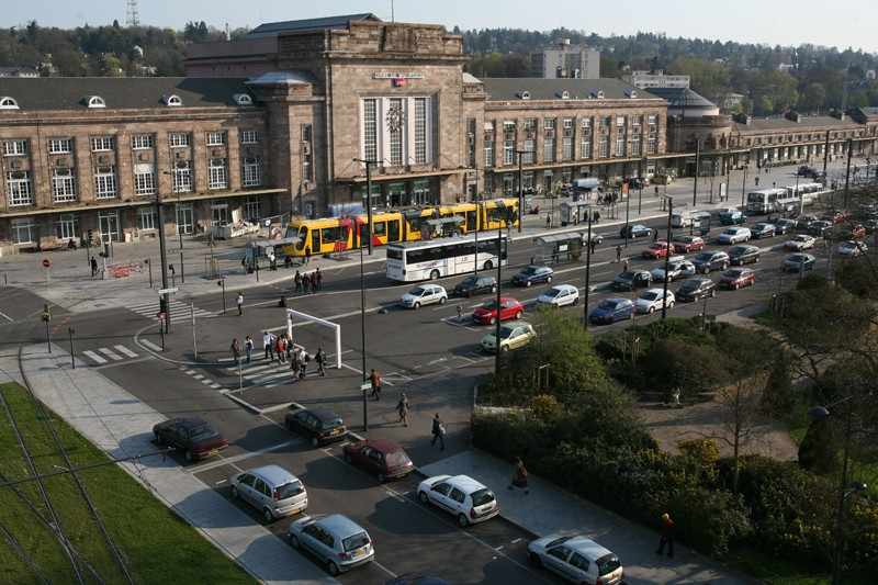 Trei femei, atacate cu lovituri de cuţit într-o gară. Cine este atacatorul