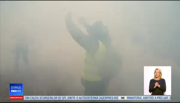 Parisul, invadat de 10.000 de „veste galbene”. Mesajul lui Macron după violențele soldate cu 135 de răniți