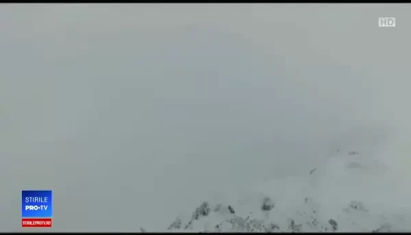Salvamontiștii, misiune dificilă de recuperare a bărbatului mort după avalanșa din Bucegi