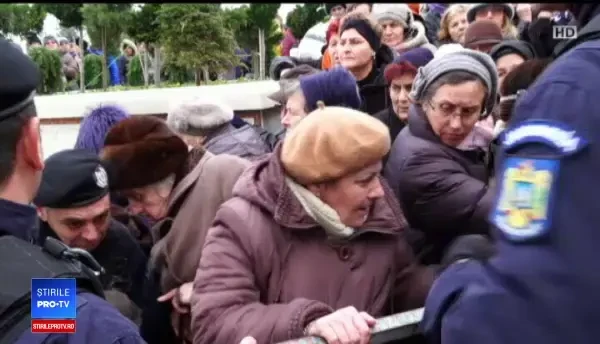 Credincioșii s-au îmbrâncit la sfințirea noii biserici din Techirghiol: ”Ce faceți, săriți gardul?”