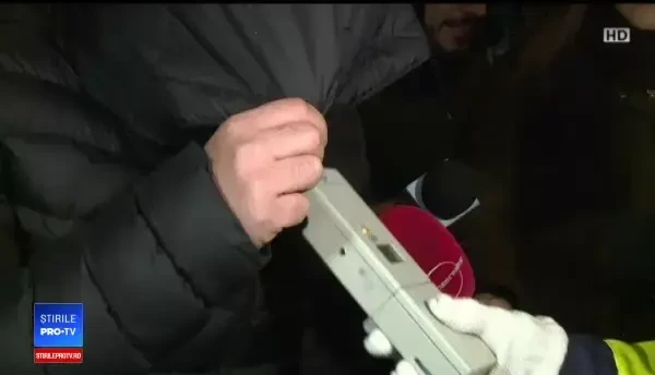 Ce au găsit polițiștii în mașina unui taximetrist care își aștepta clientul în fața unui club