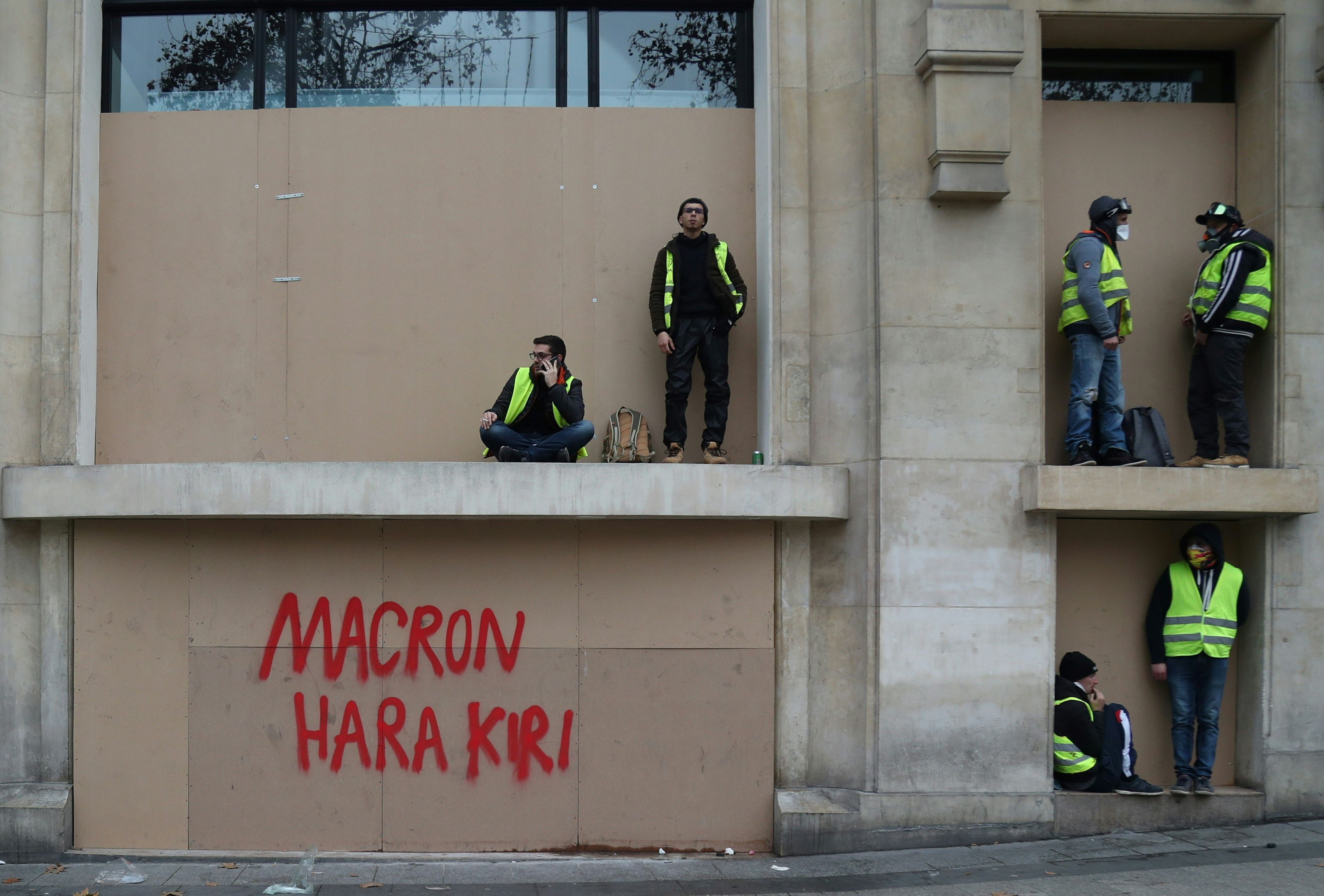 Mesajul ”Vestelor Galbene” pe o clădire din Paris: ”Macron Hara Kiri'”