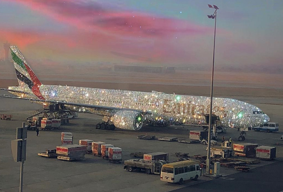 Adevărul din spatele imaginii cu avionul din Emiratele Arabe acoperit cu diamante
