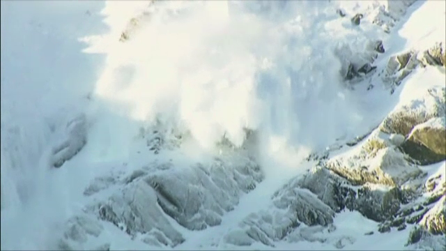 Operaţiunea de recuperare a turistului ucis de o avalanşă în Munţii Bucegi, reluată luni dimineaţa