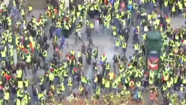 Macron, avertizat de Vestele Galbene înainte de discurs. ”În curând, vom vorbi de insurecţie"