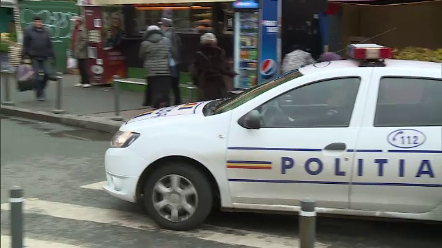 Un şofer a lovit maşina poliţiei şi a fugit în timp ce agenţii trăgeau spre el, în Buzău