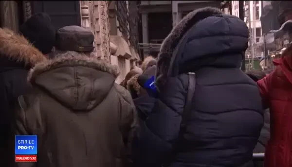 Au stat 2 zile la coadă ca să cumpere noua bancnotă de 100 LEI. Cu cât au vândut-o apoi pe internet