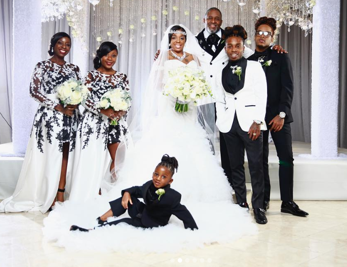 Cadoul de nuntă extravagant oferit de un cântăreț mamei sale. Ringul de dans era plin de bani. FOTO