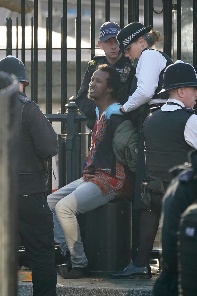 Momentul în care un bărbat pătrunde ilegal în curtea Parlamentului. „Venim după voi, politicienilor!”