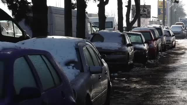 Ucrainenii îşi abandonează rablele în România. Cum câştigă mii de euro din această afacere
