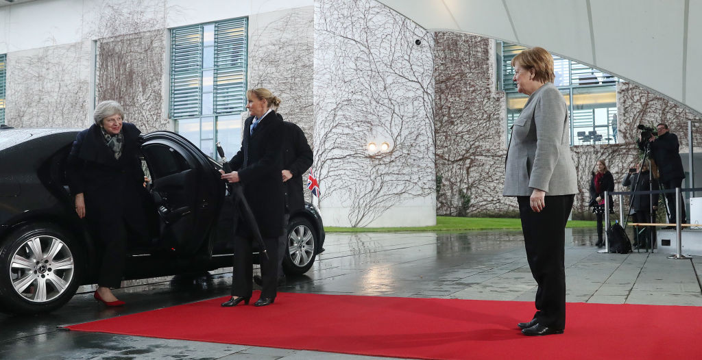 Moment stânjenitor pentru Theresa May. A rămas blocată în mașină, de față cu Merkel. VIDEO