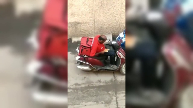 Momentul în care un curier se „înfruptă” din mâncarea pe care trebuia să o livreze. VIDEO
