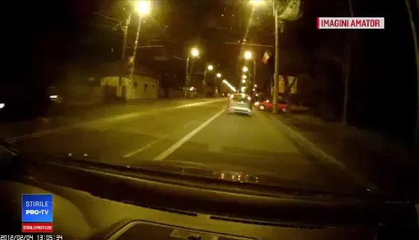 Impactul dintre două mașini, surprins cu o cameră de bord. Manevra unui șofer
