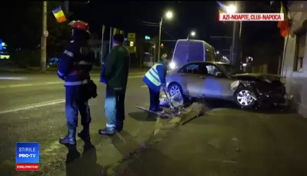 Maşina spulberată de un tren, în Cluj. Şoferul nu s-a asigurat la trecerea de cale ferată
