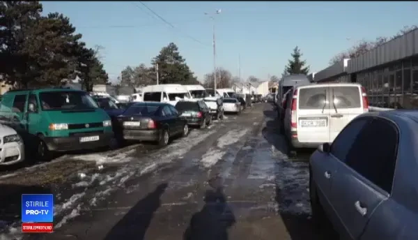 Ucrainenii îşi abandonează rablele în România. Cum câştigă mii de euro din această afacere