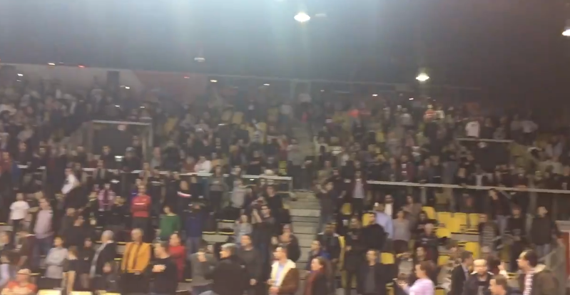 Momentul în care oamenii blocați pe un stadion cântă Marseilleza, în memoria victimelor din Strasbourg. VIDEO